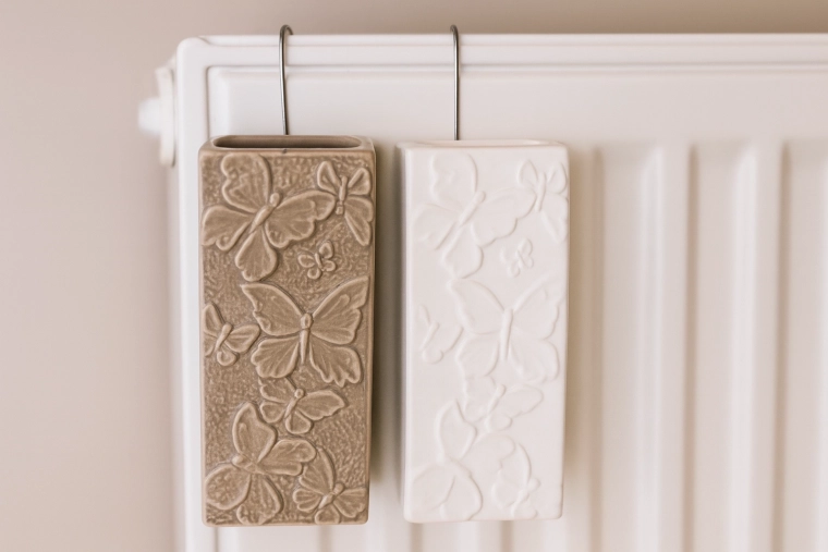 Elegant keramik med sommerfuglerelief