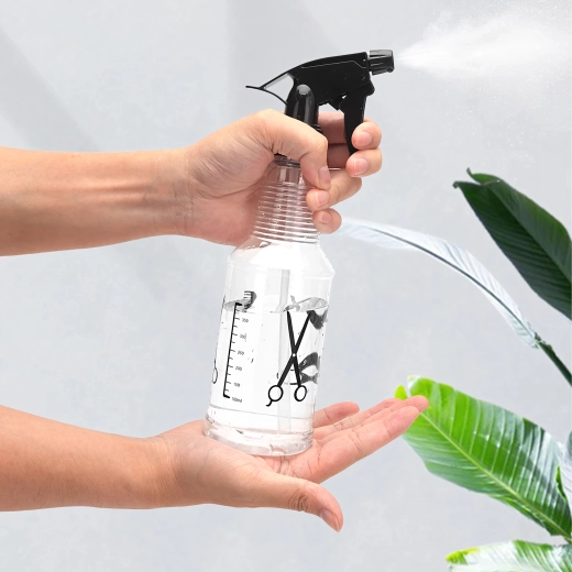 Gennemsigtig beholder med markeringer til niveaokontrol