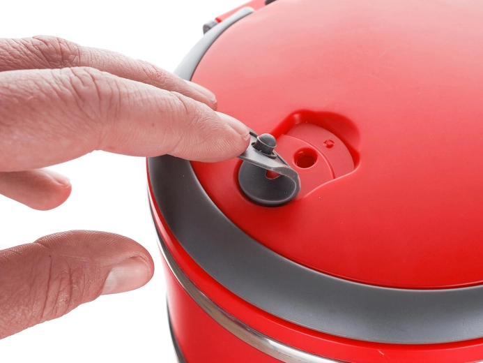 Tætsluttende låg med ventil for sikker åbning