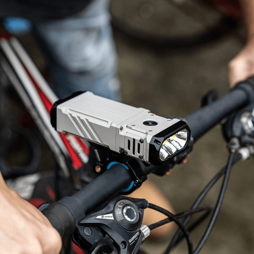 Ekstrem effekt 12.000 lm og rækkevidde 303 m