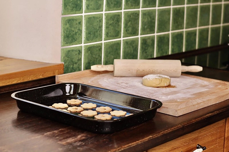 Høje kanter for renere ovn og saftige resultater