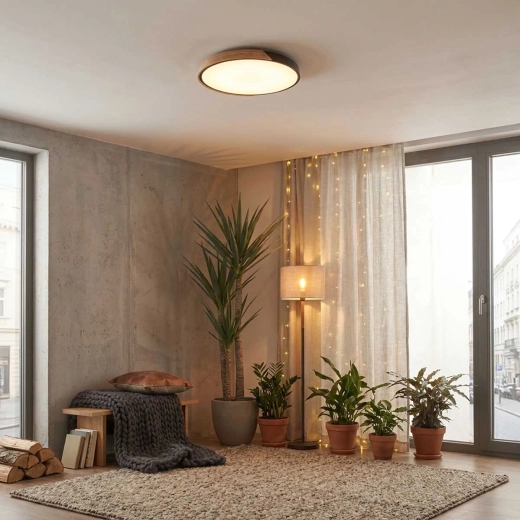 Design i eg + sort metal til moderne interiører