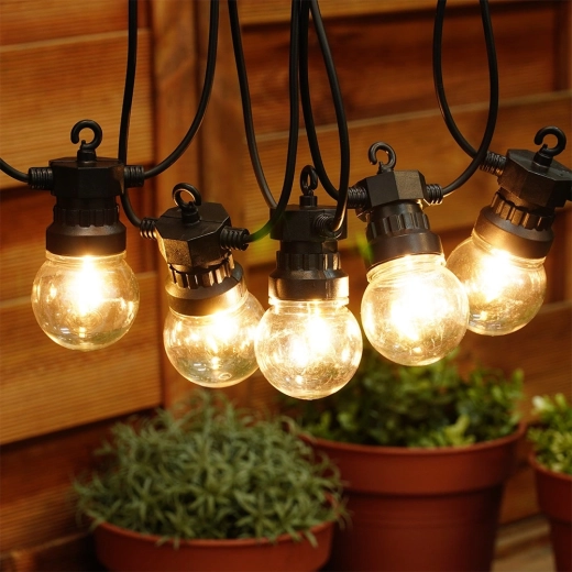 Varm, stemningsfuld belysning til terrasser og haver