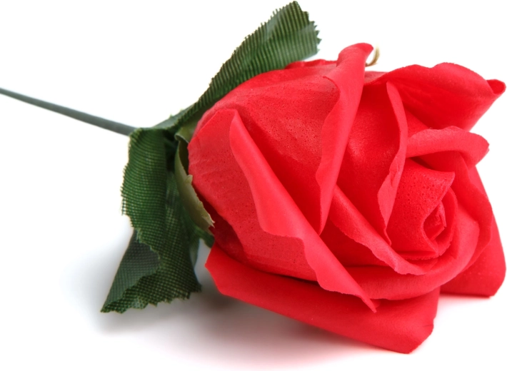 Kunstig dekorativ rose i tre farver - 1 stk.