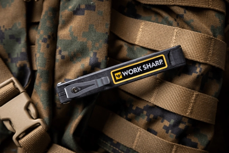 Sammenklappelig konstruktion og lommeclip