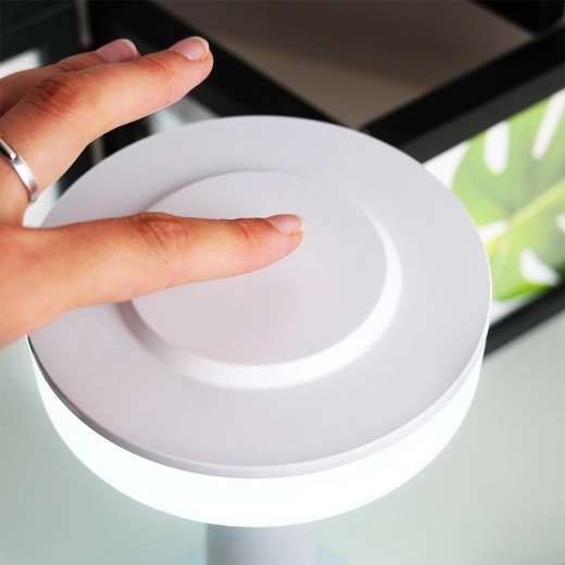 Touchbetjening og tre lysstyrkeniveauer