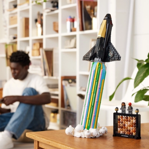 Ikonisk rumfærge i dynamisk launch-position