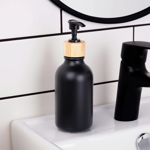 Moderne mat sort design med bambus