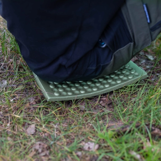 Behagelig siddestilling og knæling i terræn