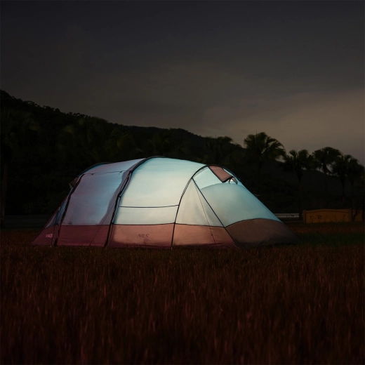 Komfortabelt soveområde til 4 personer med myggenet