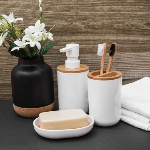 Matcher med sæt af badeværelsestilbehør