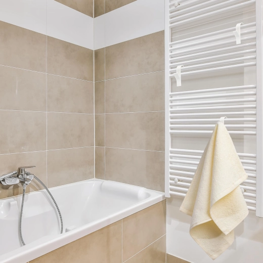 Orden ved radiatoren og på badeværelset