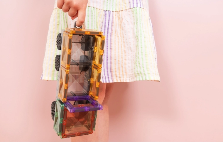 Pastelfarver, gennemsigtige dele og leg gennem læring