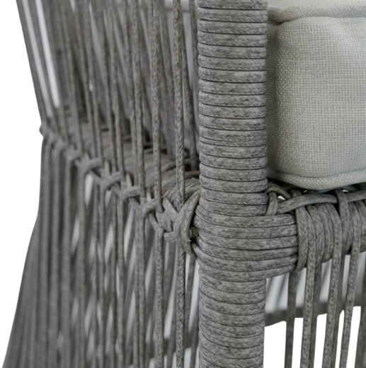 Luftigt rattan-flet med moderne udtryk