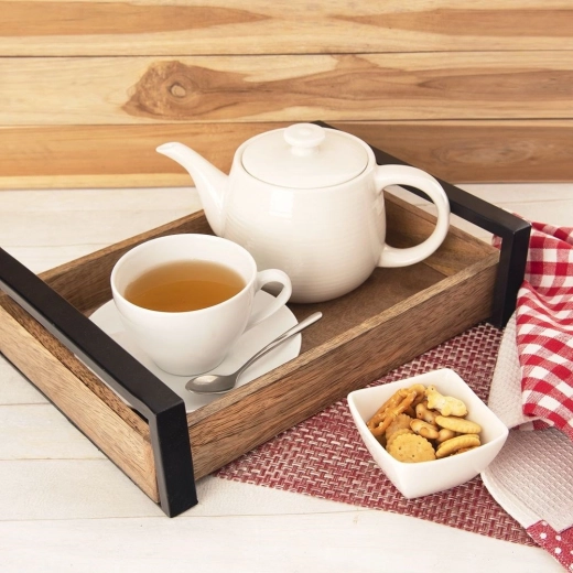 Stilfuld servering af drikke og delikatesser