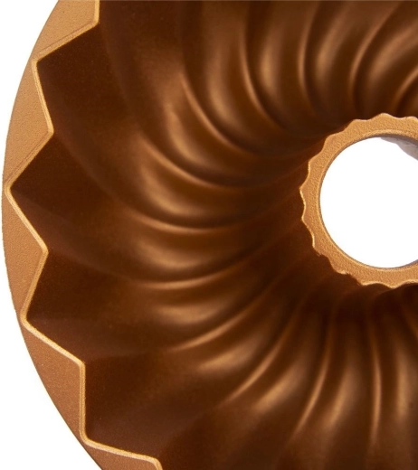 Effektfuld form med dybt relief