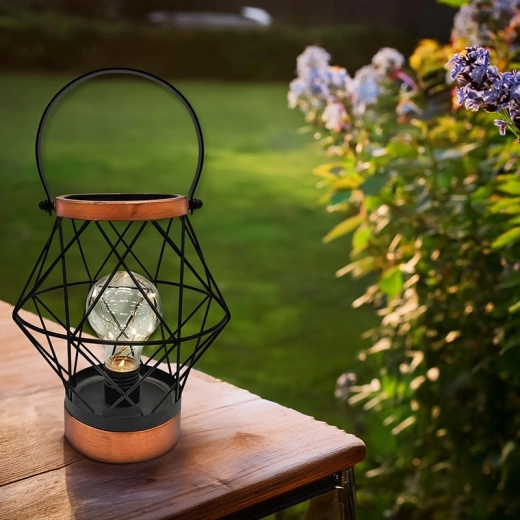 Elegant metaldesign i sort og kobber