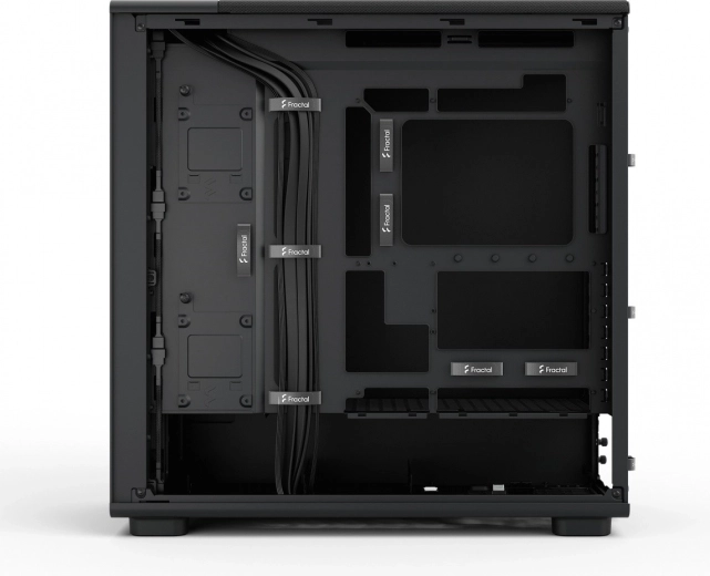 Rummeligt interiør og eksemplarisk kabelhåndtering