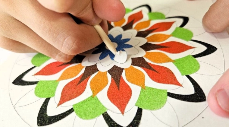 Selvklæbende mandala til præcis og nem kreativ udfoldelse