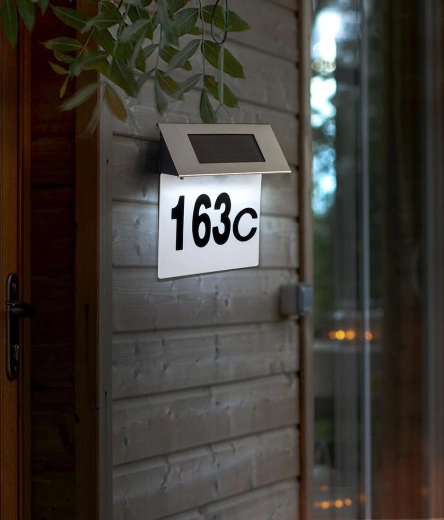 Synligt husnummer dag og nat