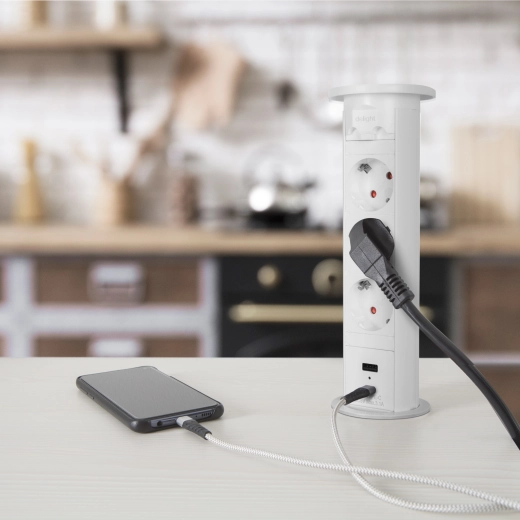 Strømforsyning og USB-opladning lige ved hånden