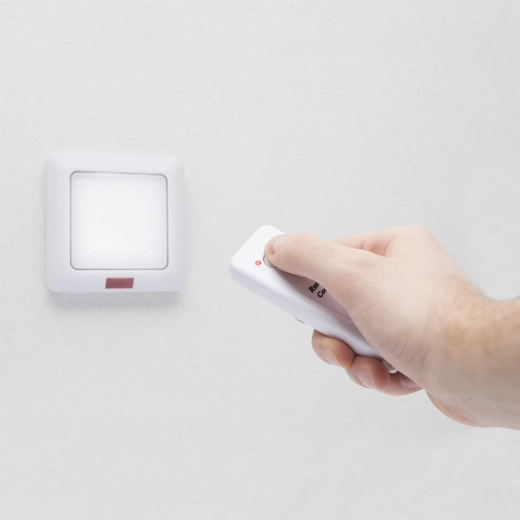 Væghængt LED-lampe med fjernbetjening, batteridrevet