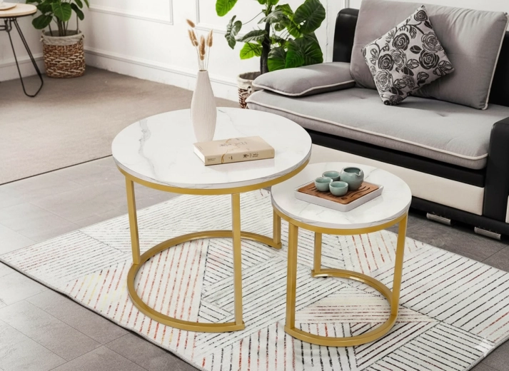 Sæt med to runde sofaborde med marmordekor, guldfarvet metal