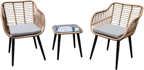 Rattan altansæt med to lænestole og et bord med glasplade