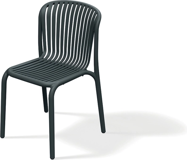 stol BRENE kulsort – let stabelbar udendørs og indendørs stol med lamelsæde