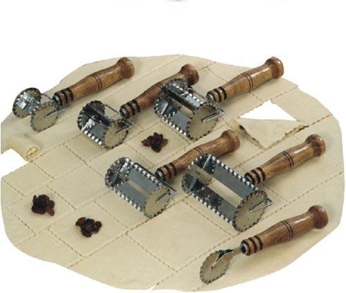 Firkantet dejskærer 5 × 5 cm, rustfrit stål med træhåndtag