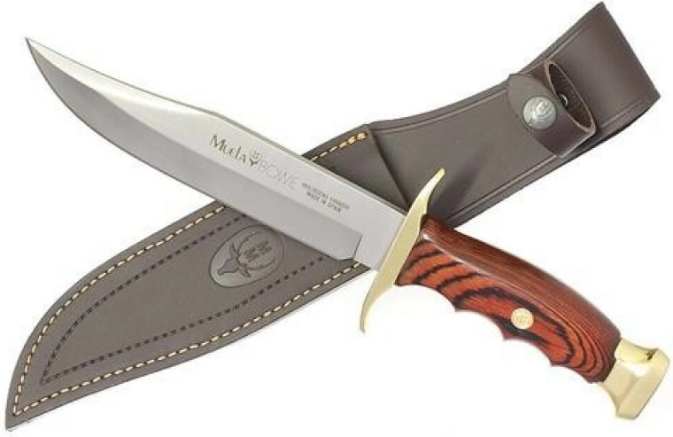 Jagtkniv Muela BW-18 med 18 cm klinge af MoVa-stål, koralrødt Pakka-træ, messing, læderskede