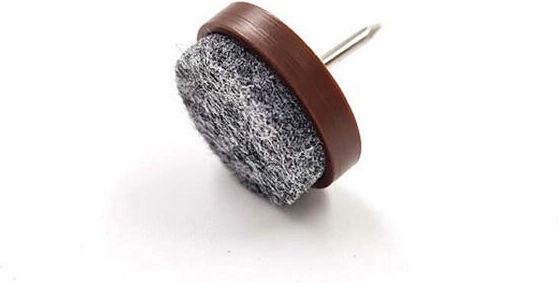 Filtpuder med søm til beskyttelse af gulve 20 mm, brune (8 stk)