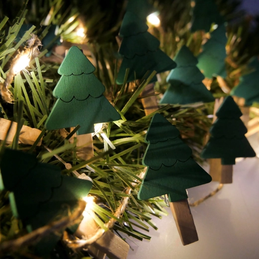 Lyskæde med LED på batteri med træklips formet som juletræer