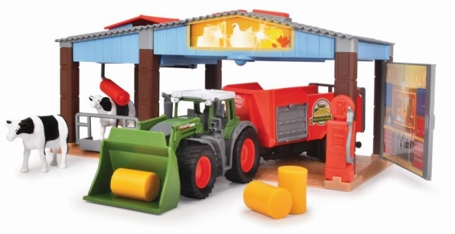Gård med traktor og tilbehør