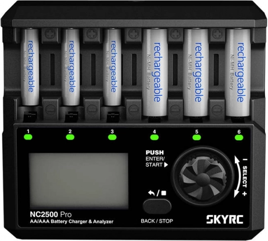 Intelligent AA/AAA-lader fra SkyRC med regenerering og USB QC 3.0
