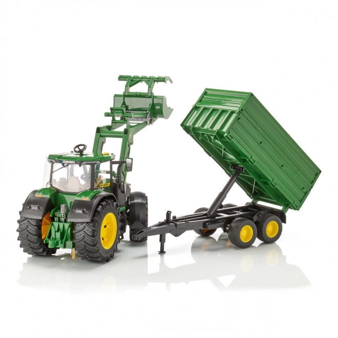 Traktor John Deere 7R med frontlæsser og trailer