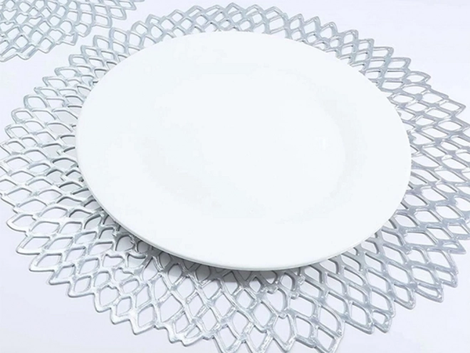 Runde plastikk dækkeservietter med ajourmønster til bordet