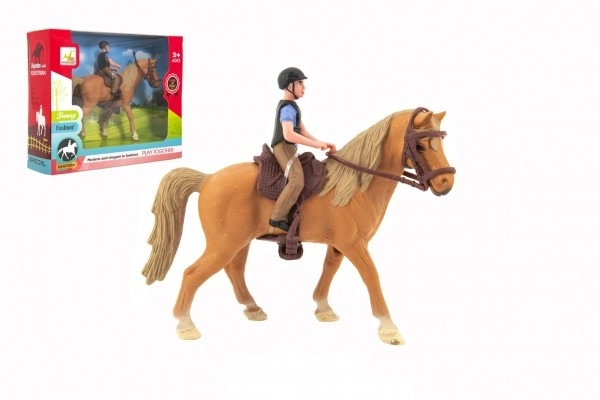 Hest + jockey plast 15 cm i kasse 20x16x5,5 cm