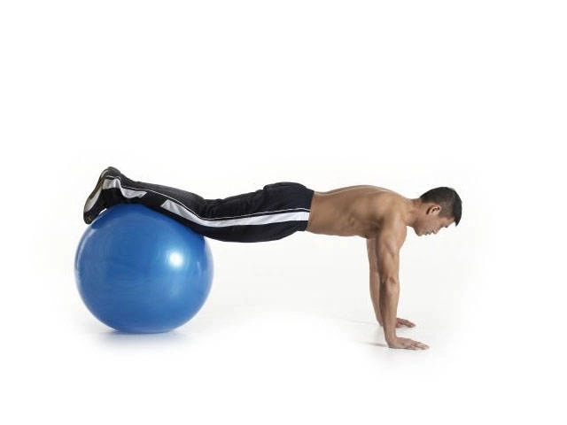 Gymnastikbold med pumpe til fitness og rehabilitering