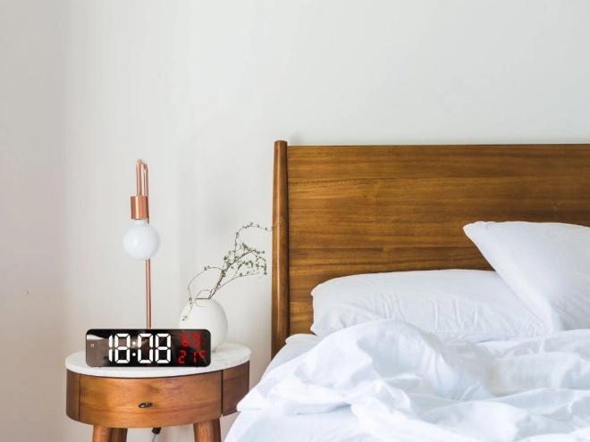 Elektroniske digitale ure med termometer og alarm