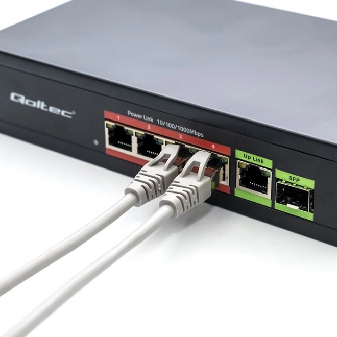 Switch Fast Ethernet PoE med 4x RJ45 PoE, 1x RJ45 Uplink og 1x SFP