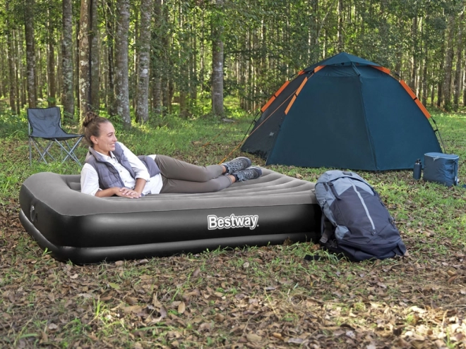 Oppustelig madras Tritech med USB pumpe