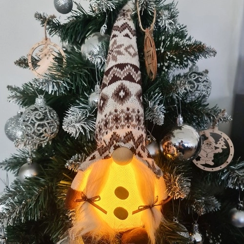Nisse stående med LED-belysning