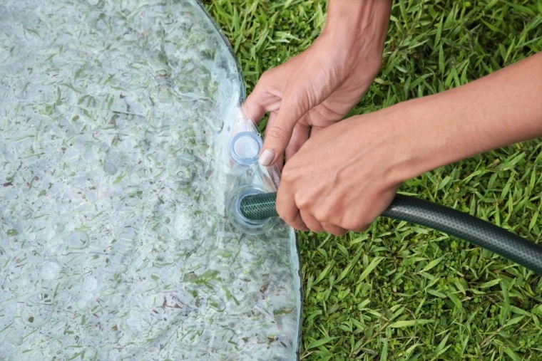 Aftagelig vandmåtte til kølig leg