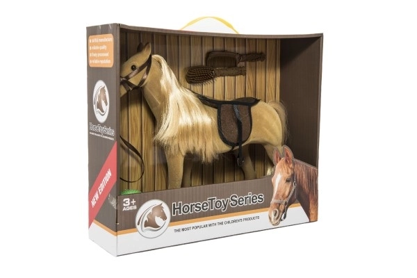 Stor plyshest med tilbehør i plastik 38cm i kasse 40x34,5x12cm