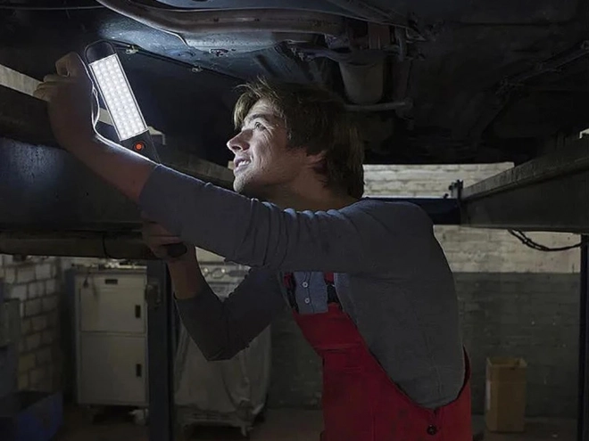 Kraftig værkstedslygte med magnet og krog