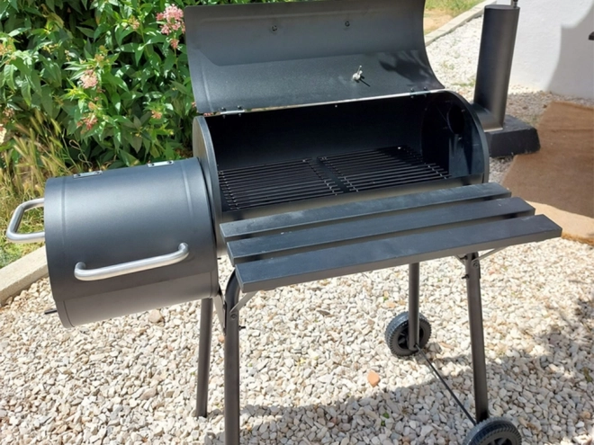 Havegrill til trækul med rygeovn og hjul