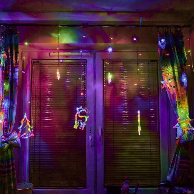 LED farvet gardin med julemotiver - 2,5 m, 138 LED