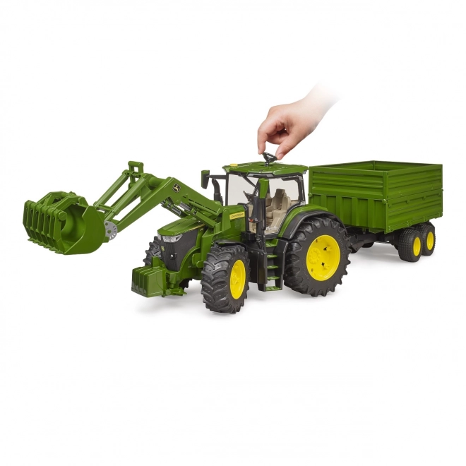 Traktor John Deere 7R med frontlæsser og trailer