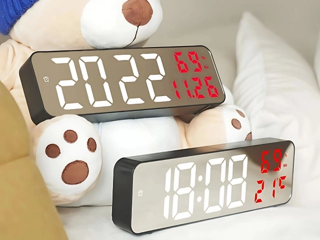 Elektroniske digitale ure med termometer og alarm